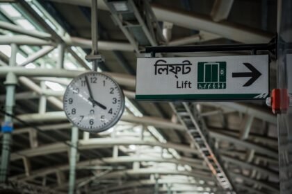 বাংলাদেশের প্রশাসনিক সংস্কার ও সরকারি সেবা উন্নয়নের প্রতীকী ছবি