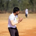 ক্রিকেট ম্যাচে বোলিং করার ভঙ্গিতে একজন খেলোয়াড়