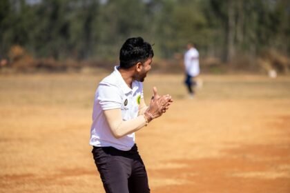 ক্রিকেট ম্যাচে বোলিং করার ভঙ্গিতে একজন খেলোয়াড়