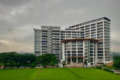 বাংলাদেশের শিক্ষা প্রতিষ্ঠানে শিক্ষার্থীদের অধ্যয়নের দৃশ্য