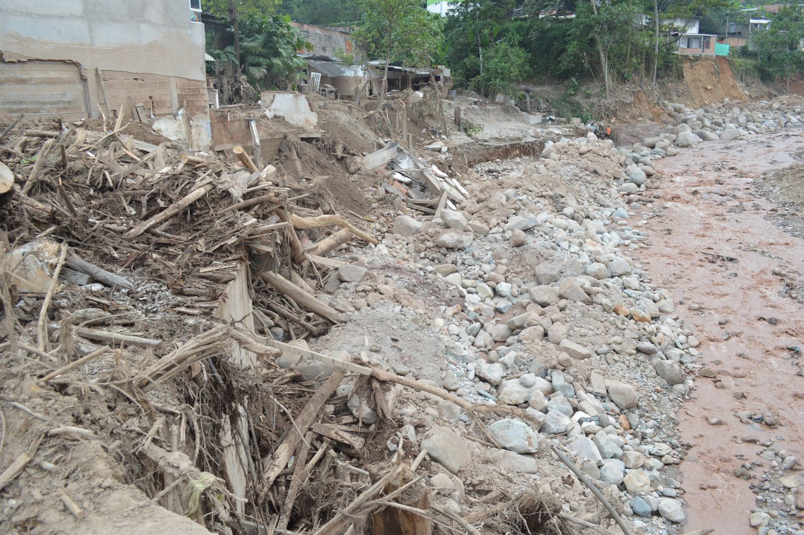 ভোলার নদীভাঙন এলাকায় পরিদর্শনরত কর্মকর্তার দৃশ্য