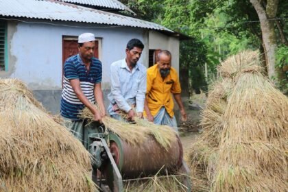 ফেনীতে প্রাকৃতিক দুর্যোগে ক্ষতিগ্রস্ত পরিবারের মাঝে চাল বিতরণ
