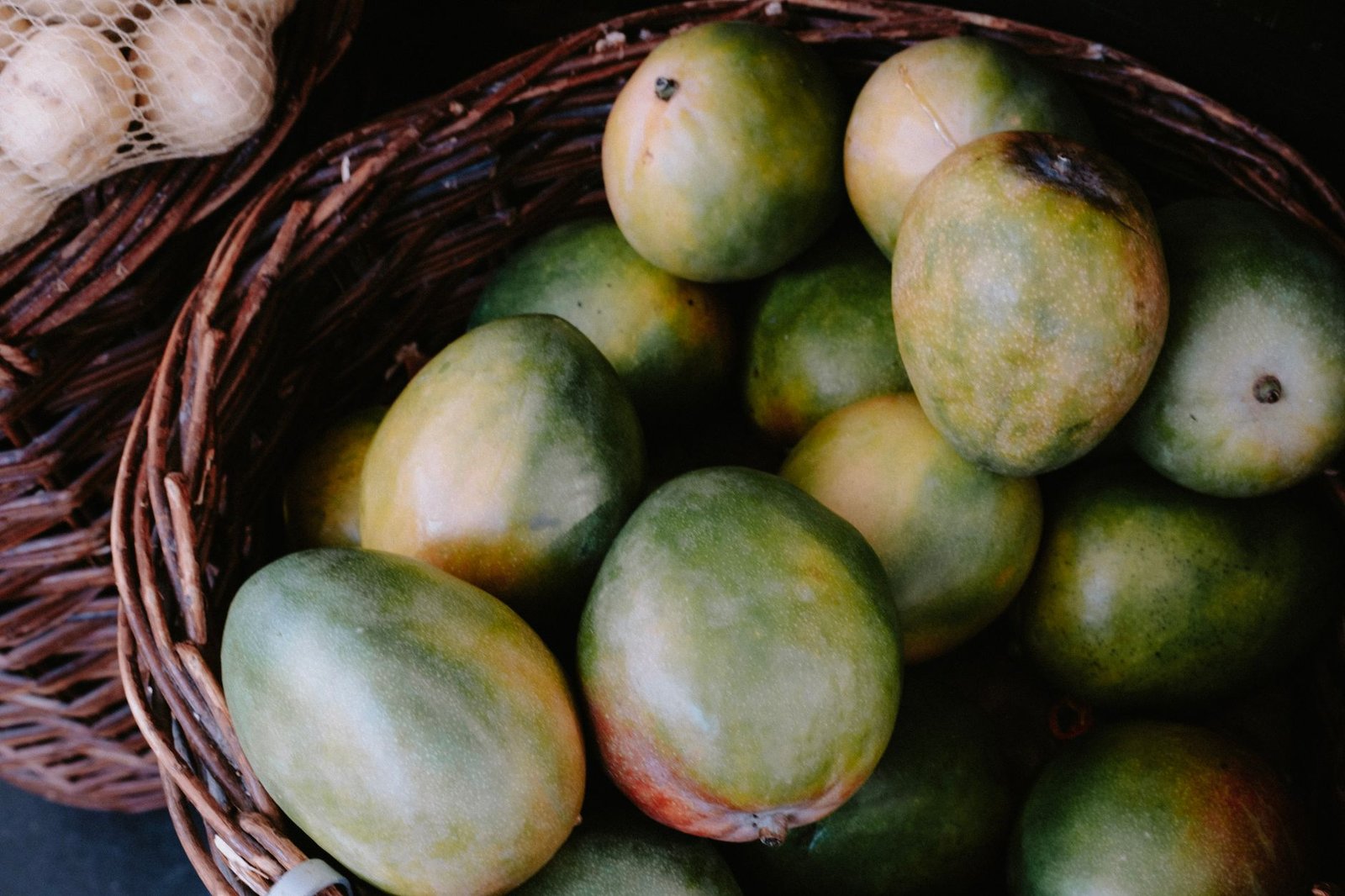 ৫ বক্স আম উপহার ও কূটনৈতিক সৌজন্য