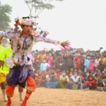 শিল্পকলা একাডেমির মিলনায়তনে ‘গানে গানে জুলাই’ সংগীতানুষ্ঠানের মঞ্চ ও সমবেত কণ্ঠের পরিবেশনা