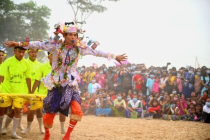 শিল্পকলা একাডেমির মিলনায়তনে ‘গানে গানে জুলাই’ সংগীতানুষ্ঠানের মঞ্চ ও সমবেত কণ্ঠের পরিবেশনা