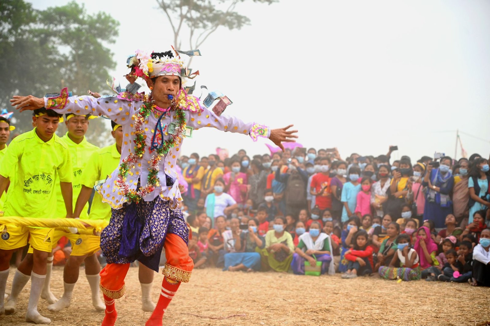 শিল্পকলা একাডেমির মিলনায়তনে ‘গানে গানে জুলাই’ সংগীতানুষ্ঠানের মঞ্চ ও সমবেত কণ্ঠের পরিবেশনা