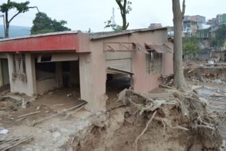 বন্যাদুর্গতদের পাশে মানবিক সহায়তা কার্যক্রমের দৃশ্য