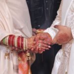 ভারত-বাংলাদেশ সম্পর্কের প্রতীক হিসেবে হাত মেলানো এবং কূটনৈতিক আলোচনার দৃশ্য
