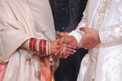 ভারত-বাংলাদেশ সম্পর্কের প্রতীক হিসেবে হাত মেলানো এবং কূটনৈতিক আলোচনার দৃশ্য
