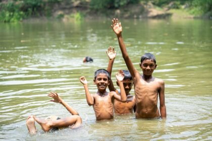 তীব্র গরমে সতর্কতা ও জলপান নির্দেশক ছবি