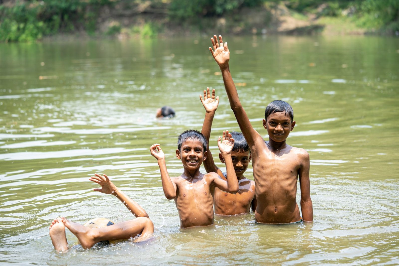 তীব্র গরমে সতর্কতা ও জলপান নির্দেশক ছবি