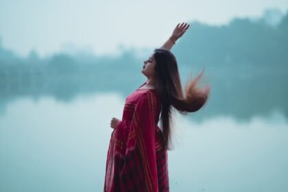 বাংলাদেশি সিনেমার পোস্টার ও প্রযোজনা পরিবেশের একটি সাধারণ চিত্র