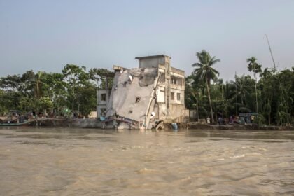ভোলার ধসপ্রবণ এলাকা পরিদর্শনের সময় বিজেপি নেতা আন্দালিভ রহমান পার্থের উপস্থিতি