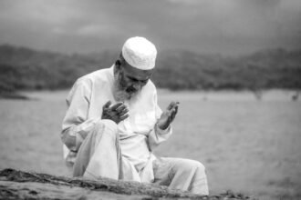 বরিশালে পূজা উদযাপন পরিষদের সম্মেলনে বক্তৃতা দিচ্ছেন তথ্যমন্ত্রী
