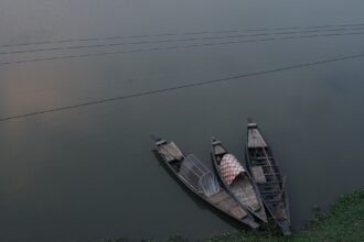 বাংলাদেশ ব্যাংকের সামনে সংবাদ বিজ্ঞপ্তির মতো ছবি