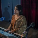 শাড়ি পরে গান পরিবেশন করছেন শিক্ষিকারা, প্রতিবাদের বার্তা তুলে ধরছেন