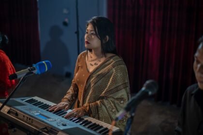শাড়ি পরে গান পরিবেশন করছেন শিক্ষিকারা, প্রতিবাদের বার্তা তুলে ধরছেন