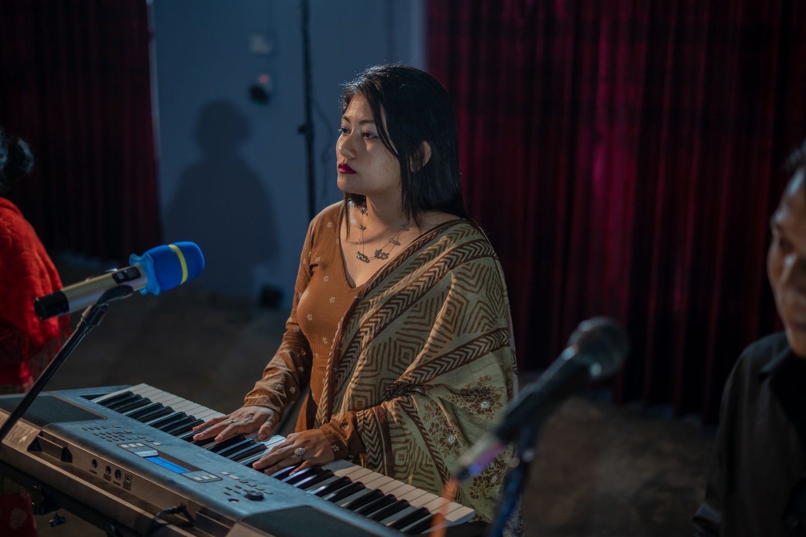 শাড়ি পরে গান পরিবেশন করছেন শিক্ষিকারা, প্রতিবাদের বার্তা তুলে ধরছেন