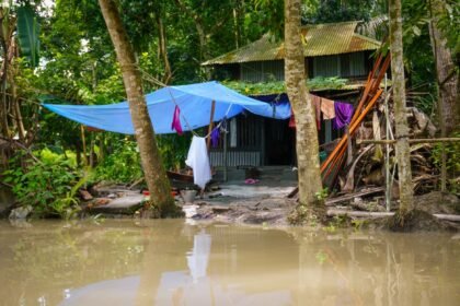 সুনামগঞ্জে বন্যার্তদের ত্রাণ ও চিকিৎসাসেবা দেওয়ার দৃশ্য