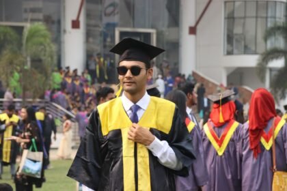 প্রধানমন্ত্রীর সঙ্গে সৌজন্য সাক্ষাতে হাসিখুশি একজন শিক্ষার্থী