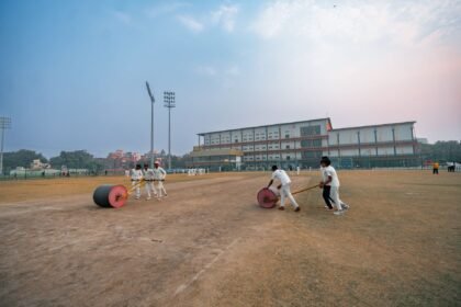 ক্রিকেট মাঠে প্রীতি ম্যাচের দৃশ্য