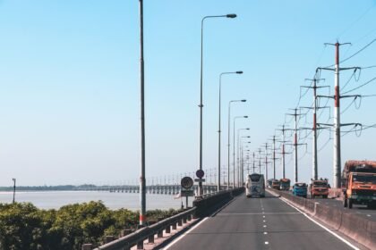 টাঙ্গাইল-ময়মনসিংহ মহাসড়কের পাশে খোলা বর্জ্যের দৃশ্য