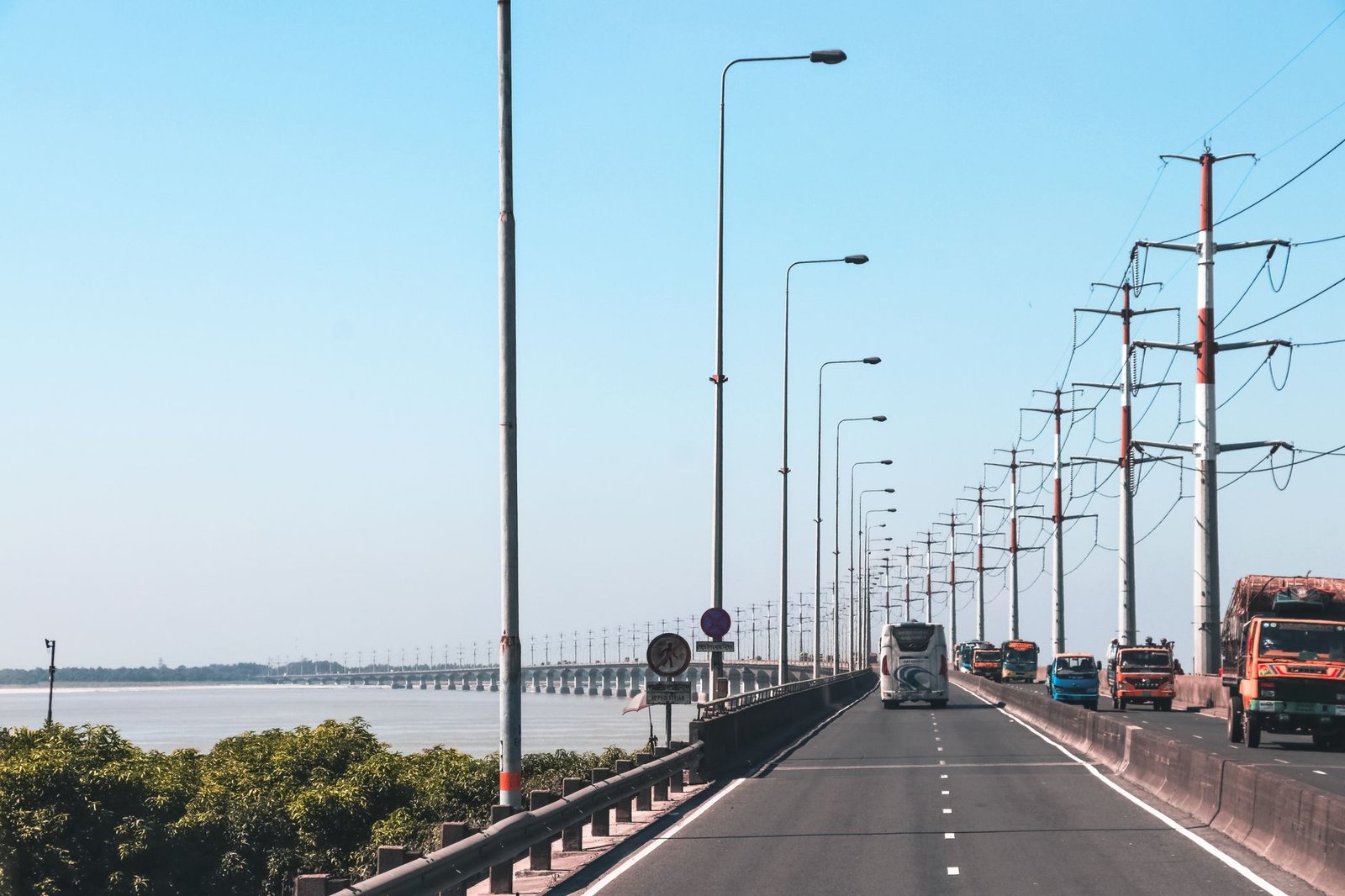 টাঙ্গাইল-ময়মনসিংহ মহাসড়কের পাশে খোলা বর্জ্যের দৃশ্য