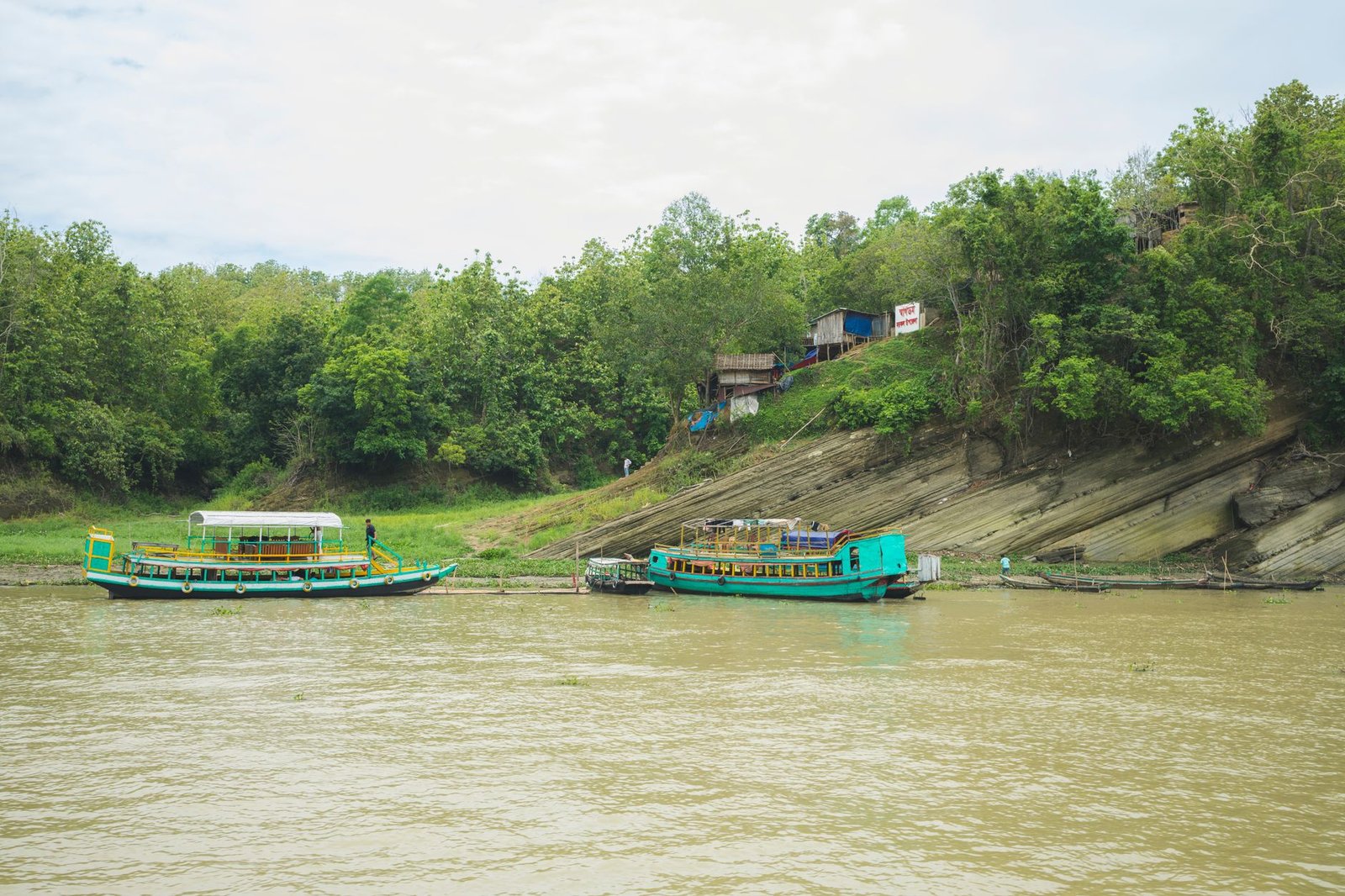 বাংলাদেশের পর্যটন সম্ভাবনা ও অর্থনৈতিক প্রভাবের প্রতীকী দৃশ্য