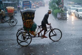 ভারী বৃষ্টির সতর্কতা ও ঝড়ো হাওয়া চিত্র