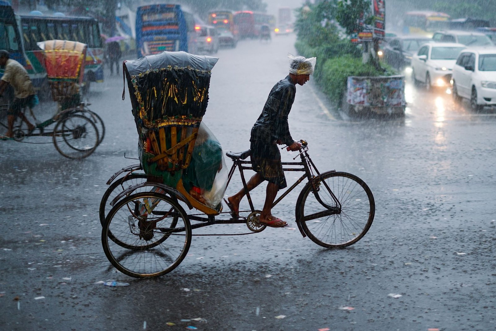 ভারী বৃষ্টির সতর্কতা ও ঝড়ো হাওয়া চিত্র