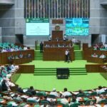 সংস্কার ইস্যুতে সংসদ থেকে ওয়াকআউট করে বেরিয়ে যাচ্ছেন বিরোধী দলের সদস্যরা