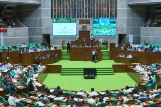 সংস্কার ইস্যুতে সংসদ থেকে ওয়াকআউট করে বেরিয়ে যাচ্ছেন বিরোধী দলের সদস্যরা