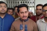 লক্ষ্মীপুরে সাংবাদিকদের সঙ্গে কথা বলছেন এনসিপির উত্তরাঞ্চলের মুখ্য সংগঠক সারজিস আলম