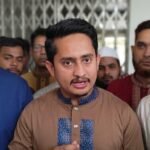লক্ষ্মীপুরে সাংবাদিকদের সঙ্গে কথা বলছেন এনসিপির উত্তরাঞ্চলের মুখ্য সংগঠক সারজিস আলম