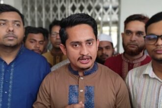 লক্ষ্মীপুরে সাংবাদিকদের সঙ্গে কথা বলছেন এনসিপির উত্তরাঞ্চলের মুখ্য সংগঠক সারজিস আলম