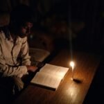 বাংলাদেশে বিদ্যুৎ ঘাটতির কারণে লোডশেডিংয়ের মধ্যে অন্ধকারে থাকা একটি এলাকা।