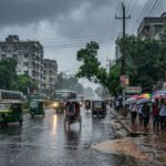 মেঘলা আকাশের নিচে ঢাকা শহর, আজ রাজধানীতে বৃষ্টি ও বজ্রবৃষ্টির সম্ভাবনা