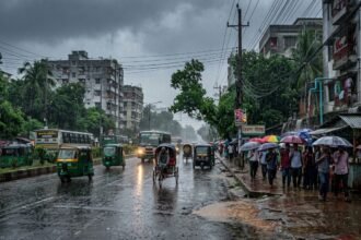 মেঘলা আকাশের নিচে ঢাকা শহর, আজ রাজধানীতে বৃষ্টি ও বজ্রবৃষ্টির সম্ভাবনা