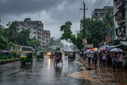 মেঘলা আকাশের নিচে ঢাকা শহর, আজ রাজধানীতে বৃষ্টি ও বজ্রবৃষ্টির সম্ভাবনা