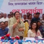 মানিকগঞ্জে সংবর্ধনা অনুষ্ঠানে সাংবাদিকদের সঙ্গে কথা বলছেন খাদ্যমন্ত্রী আফরোজা খানম রিতা
