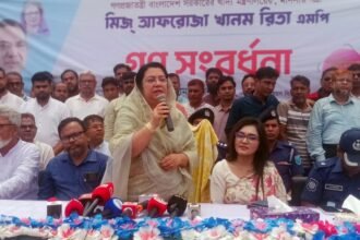 মানিকগঞ্জে সংবর্ধনা অনুষ্ঠানে সাংবাদিকদের সঙ্গে কথা বলছেন খাদ্যমন্ত্রী আফরোজা খানম রিতা