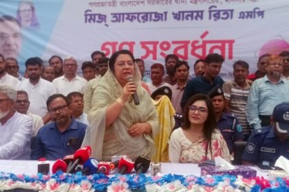 মানিকগঞ্জে সংবর্ধনা অনুষ্ঠানে সাংবাদিকদের সঙ্গে কথা বলছেন খাদ্যমন্ত্রী আফরোজা খানম রিতা