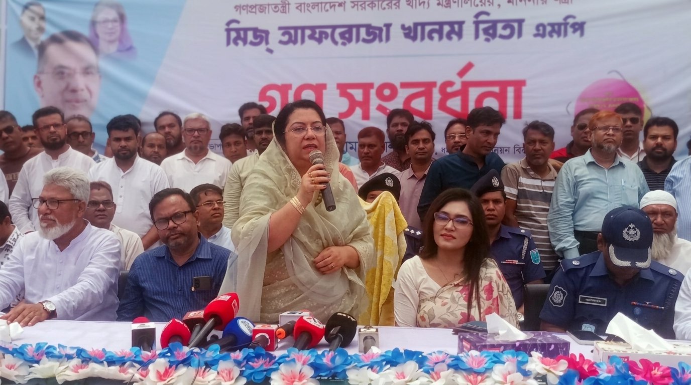 মানিকগঞ্জে সংবর্ধনা অনুষ্ঠানে সাংবাদিকদের সঙ্গে কথা বলছেন খাদ্যমন্ত্রী আফরোজা খানম রিতা