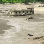 নেপালে ভূমিধসের পর আকস্মিক বন্যার দৃশ্য