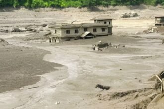 নেপালে ভূমিধসের পর আকস্মিক বন্যার দৃশ্য