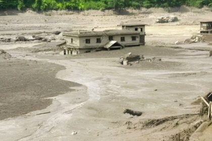 নেপালে ভূমিধসের পর আকস্মিক বন্যার দৃশ্য
