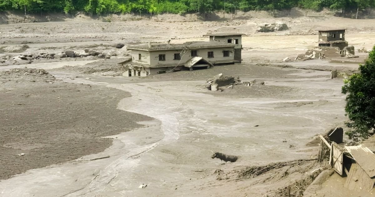 নেপালে ভূমিধসের পর আকস্মিক বন্যার দৃশ্য