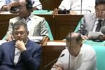 প্রধানমন্ত্রী ও সংসদ নেতা তারেক রহমানের পাশের আসনে বসেছেন স্বরাষ্ট্রমন্ত্রী সালাহউদ্দিন আহমদ