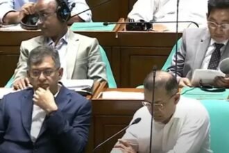প্রধানমন্ত্রী ও সংসদ নেতা তারেক রহমানের পাশের আসনে বসেছেন স্বরাষ্ট্রমন্ত্রী সালাহউদ্দিন আহমদ