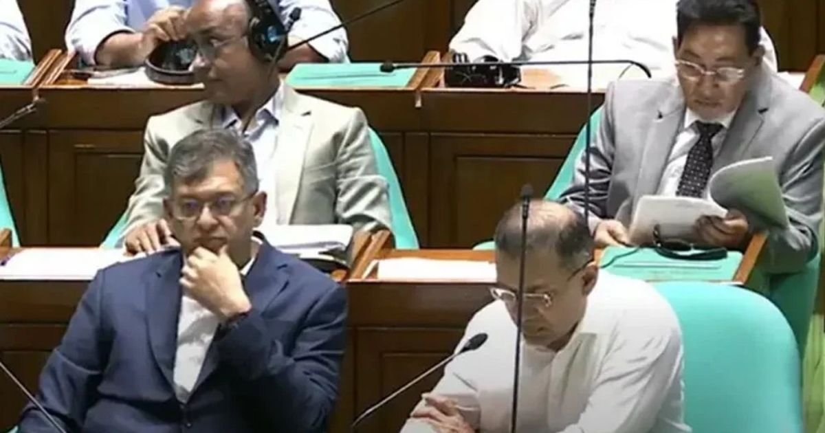 প্রধানমন্ত্রী ও সংসদ নেতা তারেক রহমানের পাশের আসনে বসেছেন স্বরাষ্ট্রমন্ত্রী সালাহউদ্দিন আহমদ